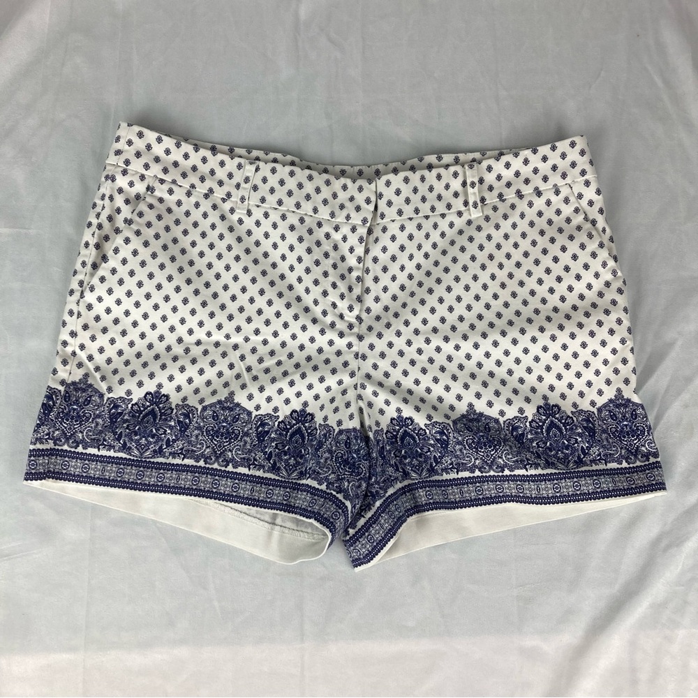 Artisan NY White & Navy Blue Elegant Paisley Patterned Shorts Women’s Size 10